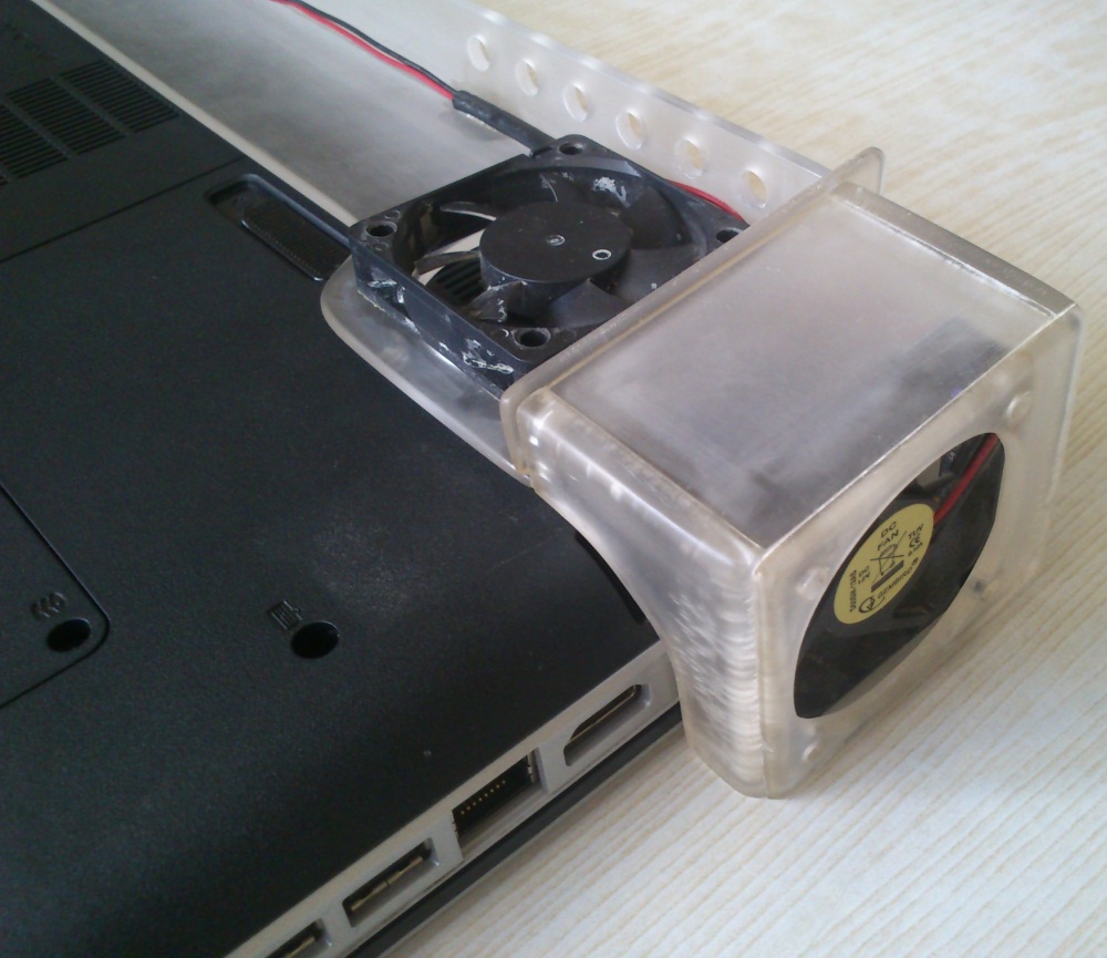Компактная подставка для ноутбука с направленной системой обдува-отвода тепла