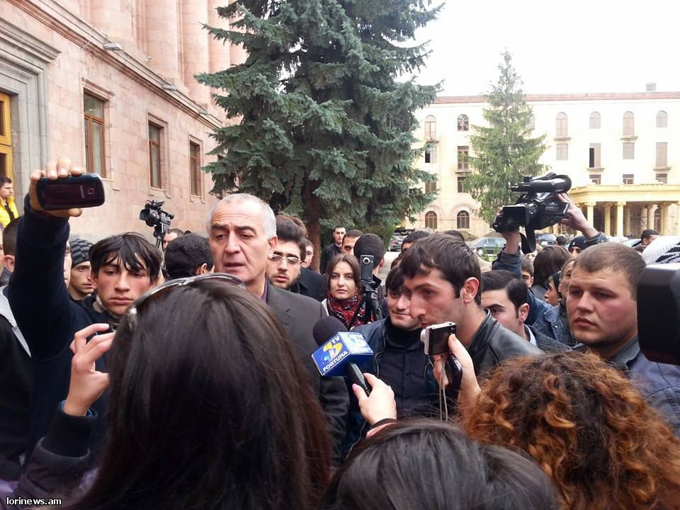 Բողոքի ցույց Վանաձորում. Պոլիտեխնիկի ուսանողներն ու դասախոսները պահանջում են չփակել պոլիտեխնիկը(ֆոտո)