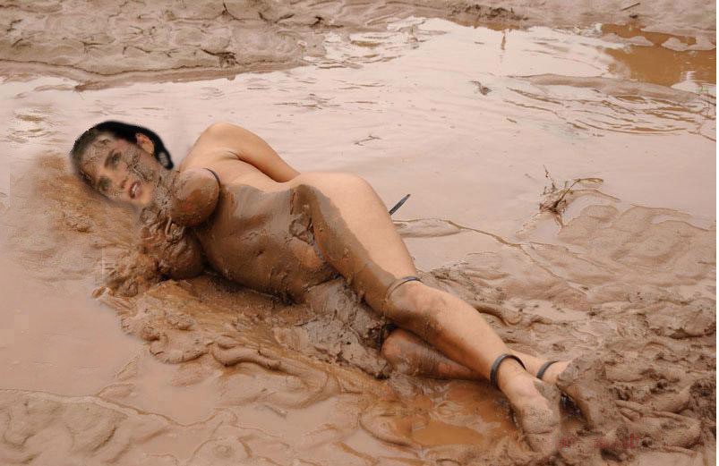 Голая в грязи показала красивое тело