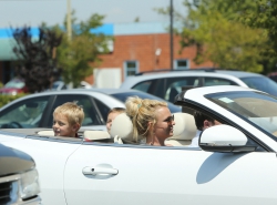 Britney-Spears-With-Kids-At-Starbucks-Drive-Thru-In-Woodland-Hills%2C-May-10-2013-r1a638o504.jpg