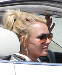 Britney-Spears-With-Kids-At-Starbucks-Drive-Thru-In-Woodland-Hills%2C-May-10-2013-u1a63412tl.jpg