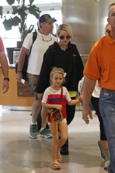 Britney-Spears-At-Louis-Armstrong-Airport-In-New-Orleans%2C-June-2-2013-d1duj26spa.jpg