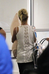 Britney-Spears-At-Louis-Armstrong-Airport-In-New-Orleans%2C-June-2-2013-u1duj2jxhj.jpg