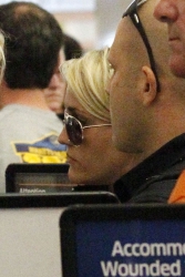 Britney-Spears-At-Louis-Armstrong-Airport-In-New-Orleans%2C-June-2-2013-t1duj2lp57.jpg