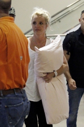 Britney-Spears-At-Louis-Armstrong-Airport-In-New-Orleans%2C-June-2-2013-h1duj28scm.jpg