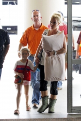 Britney-Spears-At-Louis-Armstrong-Airport-In-New-Orleans%2C-June-2-2013-y1duj1xo4l.jpg