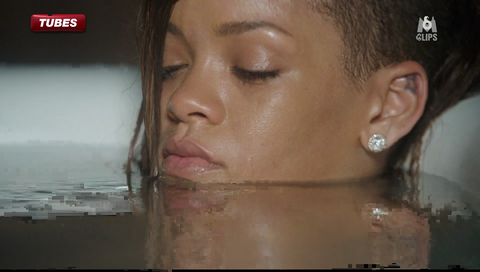 Rihanna feat Mikky Ekko - Stay.ts_snapshot_03.55_[2013.06.06_15.18.48].png