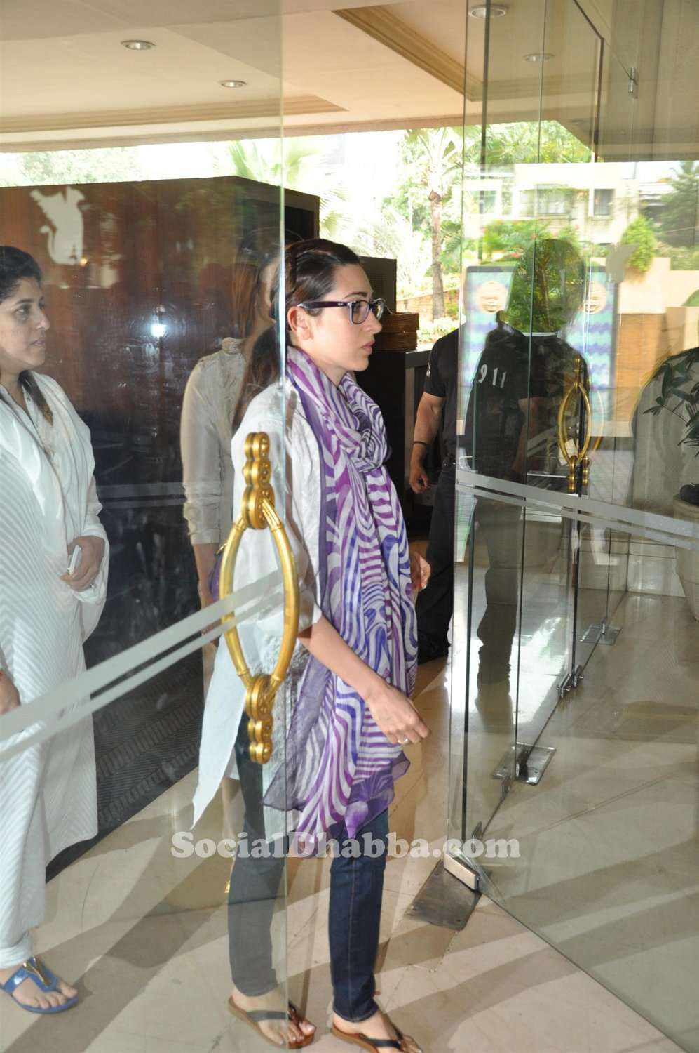 Karisma-Kapoor-attend-Dr.-Ashok-Chopras-Prayers-Meet2.jpg
