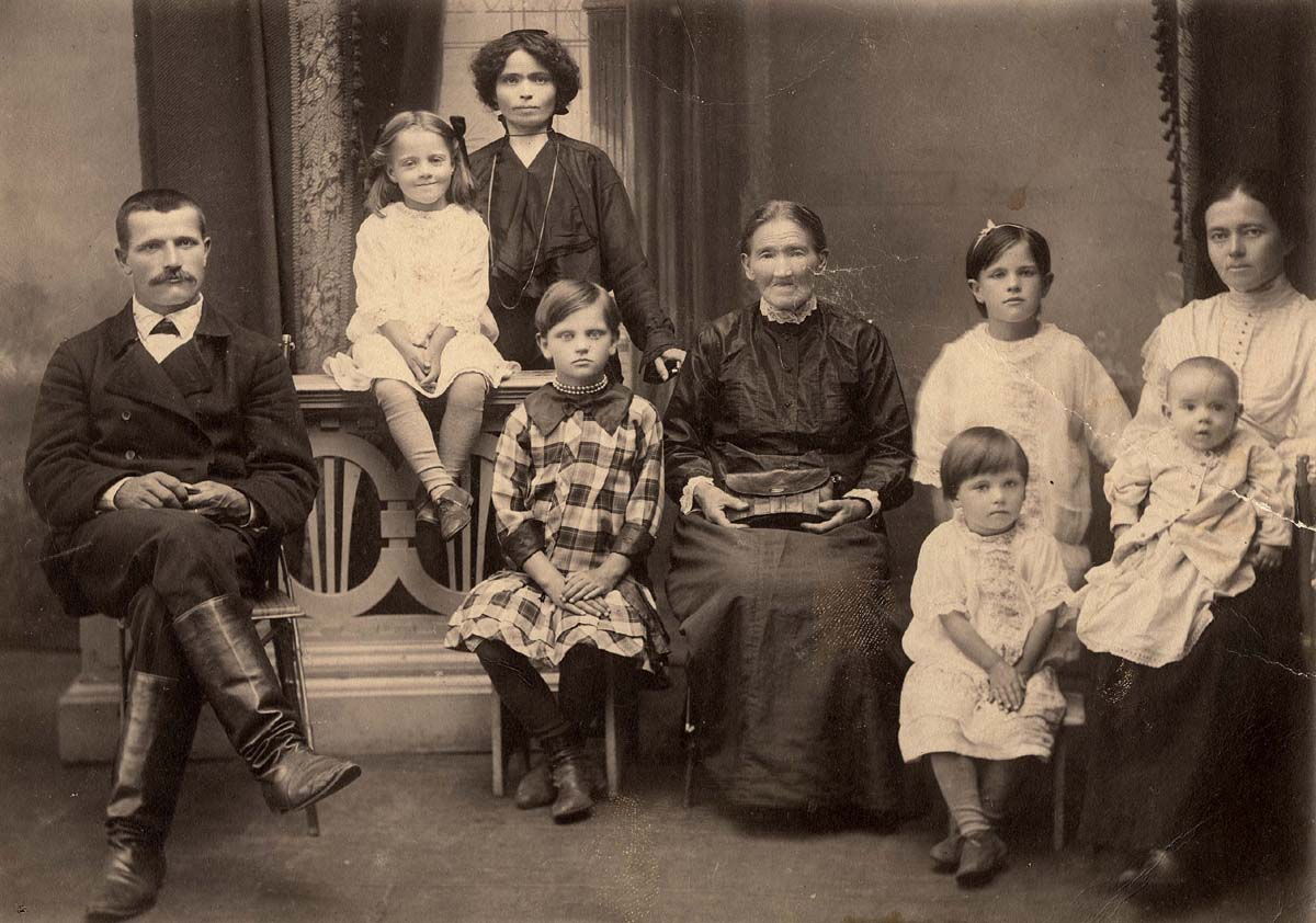 Где жили его родственники. Мещане семья 19 века в России. Семья Купцов Мальцовы 1900.