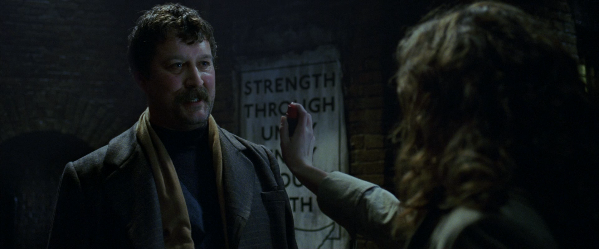 V.for.Vendetta.2005.1080p.BluRay.RusEngDTS.HDCLUB.mkv_snapshot_00.05.06_[2013.11.11_01.40.39].png