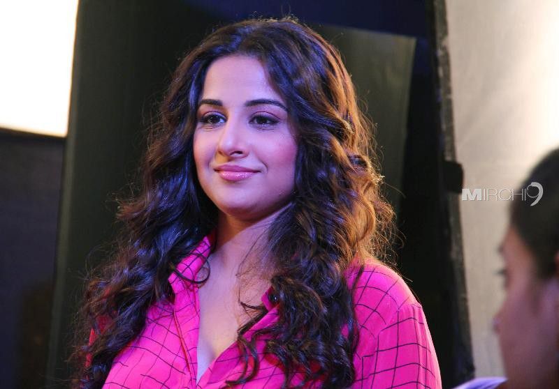 vidya-balan-on-the-sets-of-bade-achhe-lagte-hain-18.jpg