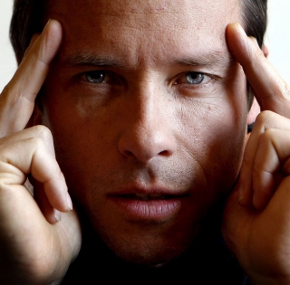 kinopoisk.ru-Guy-Pearce-974508.jpg