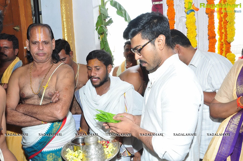 chiranjeevi-birthday-at-filmnagar40.jpg