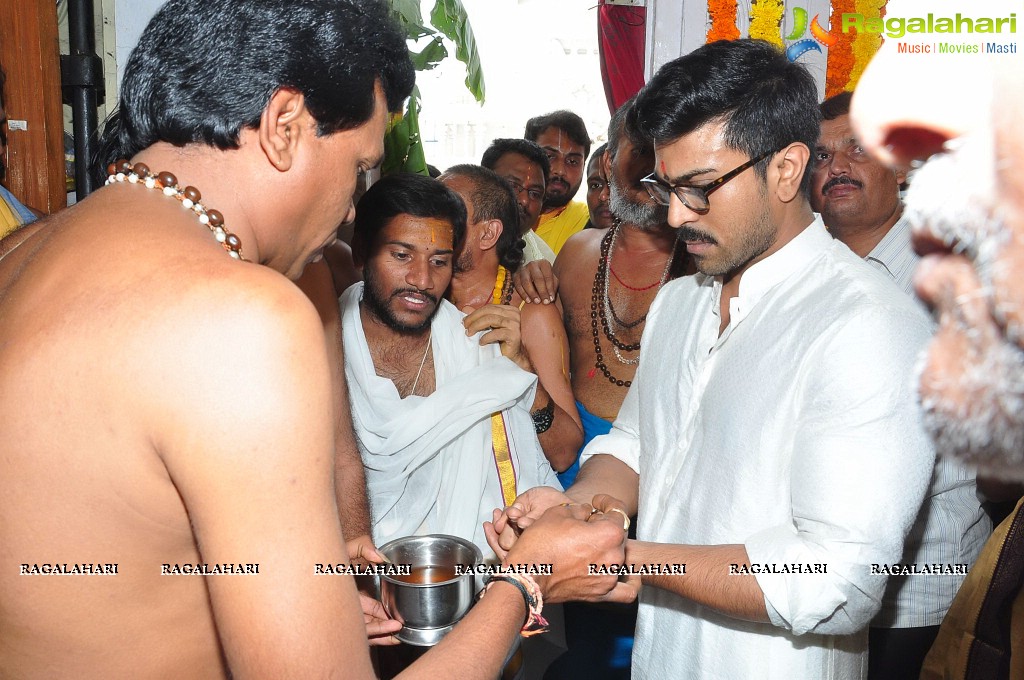 chiranjeevi-birthday-at-filmnagar45.jpg