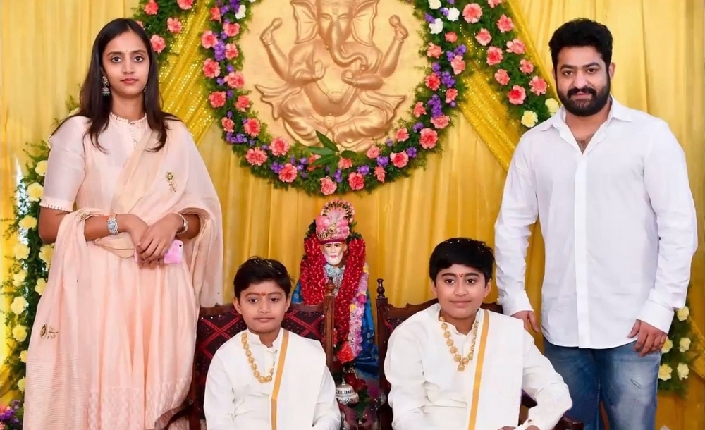 Недавние фото жены НТР-младшего Пранати Лакшми на церемонии дхоти сыновей Н...