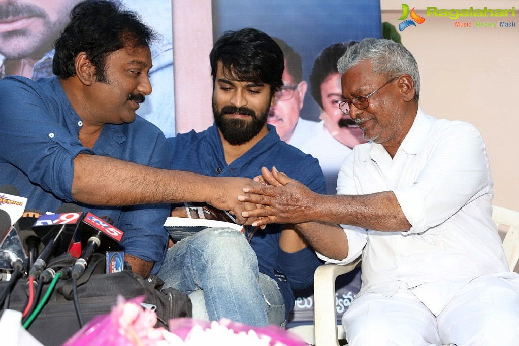 chiranjeevi-book-launch-by-ramacharan28.jpg