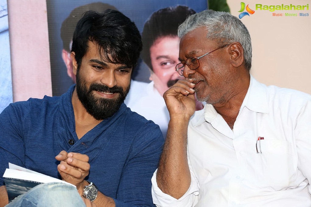 chiranjeevi-book-launch-by-ramacharan40.jpg