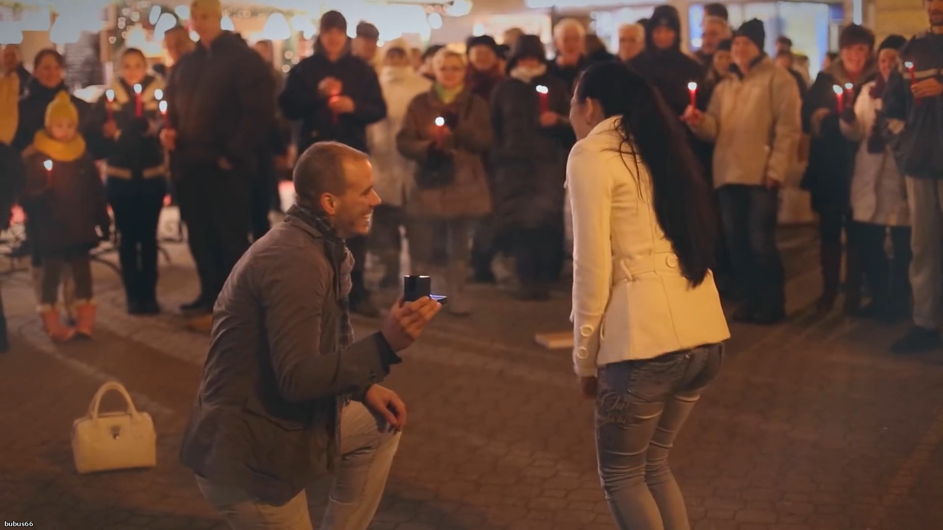 ?lom le?nyk?r?s a V?r?smarty t?ren __ Dream proposal at the Vorosmarty square.mp4_snapshot_02.51_[2017.03.18_17.59.32].jpg