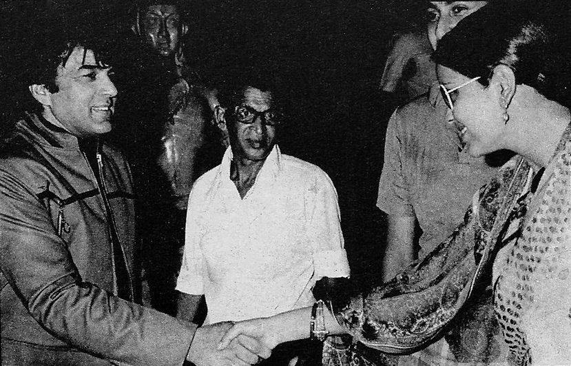 Dharmendra - Zeenat Aman.jpg