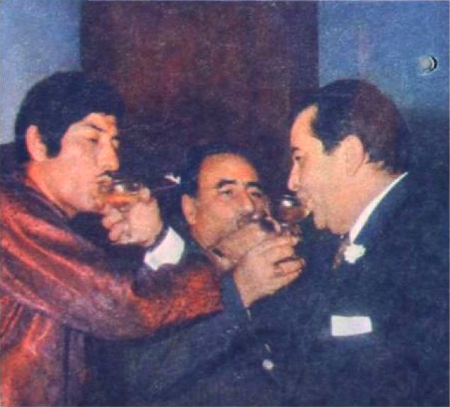 Raj Kapoor and Raaj Kumar at the wedding anniversary party of F C Mehra (Filmfare).jpg