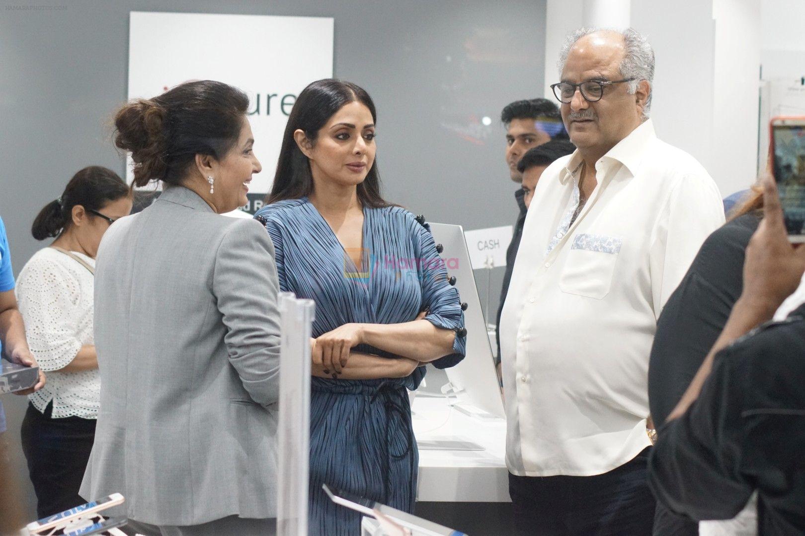 hpse_fullsize__1076669372_Sridevi, Boney Kapoor at the Launch Of IPhone 8  IPhone 8+ At iAzure on 29th Sept 2017 (63).JPG_59d21f7aeb9f4.JPG