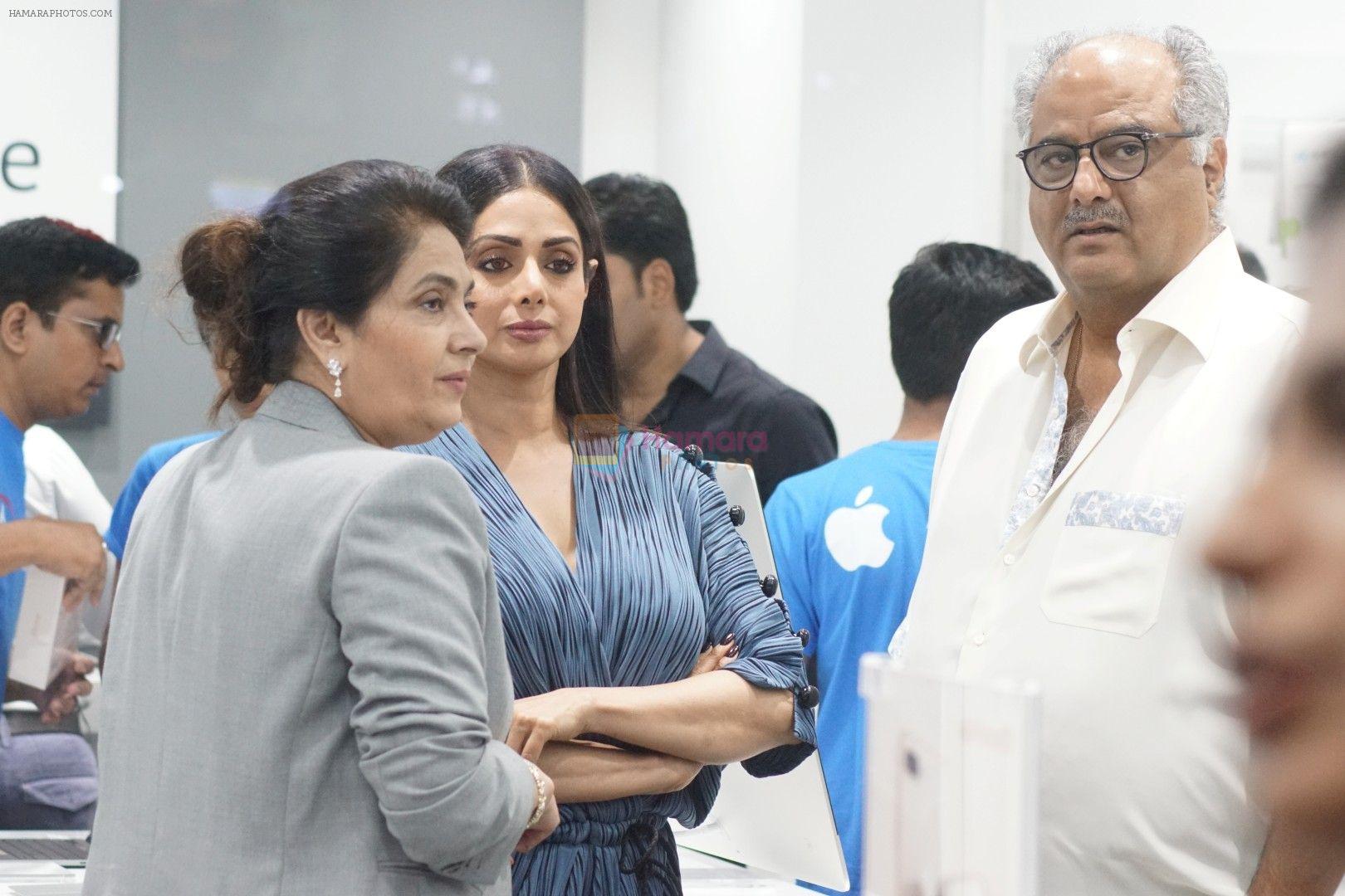 hpse_fullsize__1270541057_Sridevi, Boney Kapoor at the Launch Of IPhone 8  IPhone 8+ At iAzure on 29th Sept 2017 (66).JPG_59d21f8684e0e.JPG