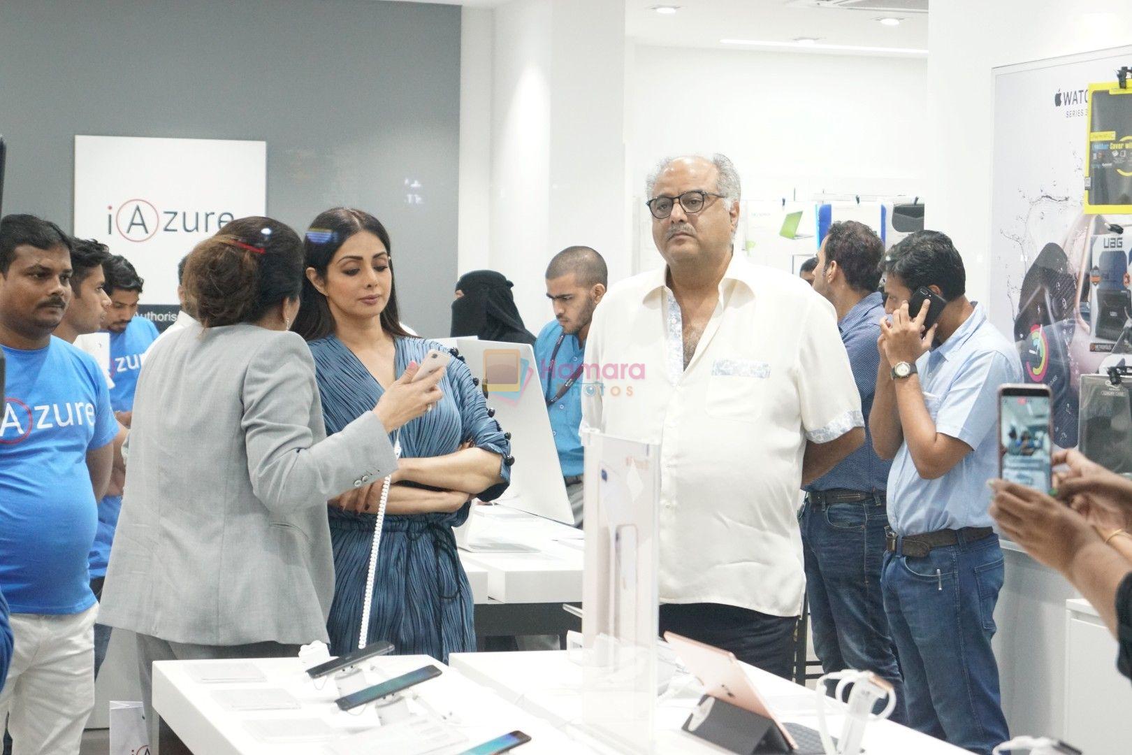 hpse_fullsize__2202111968_Sridevi, Boney Kapoor at the Launch Of IPhone 8  IPhone 8+ At iAzure on 29th Sept 2017 (57).JPG_59d21f6d36753.JPG
