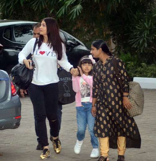 amitabh_bachchan_with_fam1.jpg