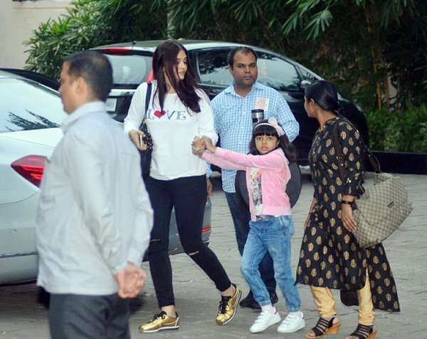 amitabh_bachchan_with_fam2.jpg