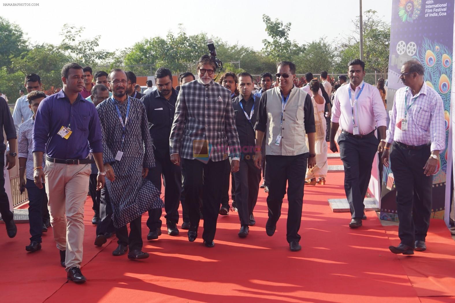 hpse_fullsize__2558153831_Amitabh Bachchan At IFFI 2017 Closing Ceremony in Mumbai on 28th Nov 2017 (59)_5a1e3d9f8616b.JPG