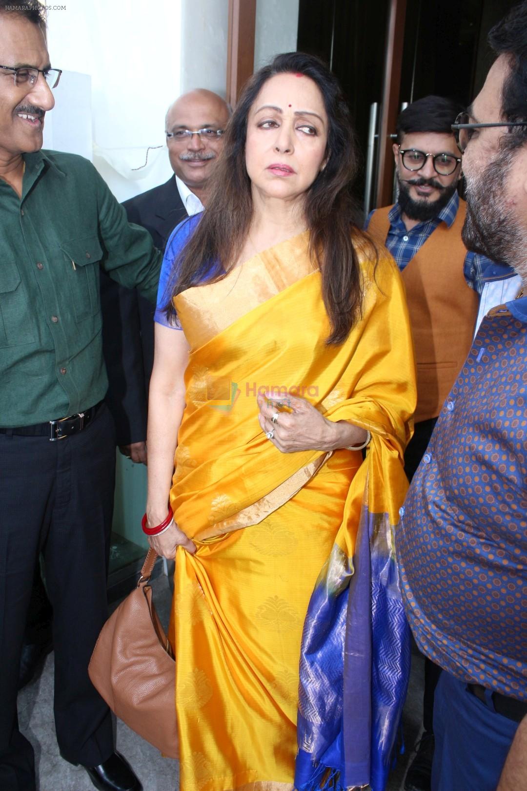 hpse_fullsize__3456421068_Hema Malini at the Launch Of One For All-All For One A Tribute To The Indian Soldier on 29th Nov 2017 (35)_5a1fa4165787d.JPG