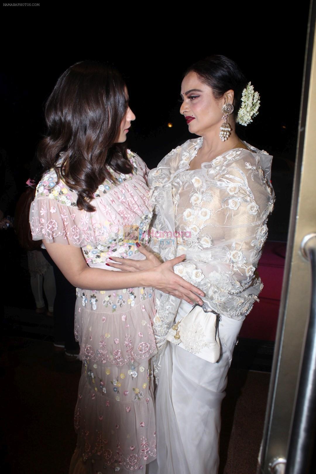 hpse_fullsize__4195514259_Alia Bhatt, Rekha at the Red Carpet Of Filmfare Glamour  Style Awards on 1st Dec 2017 (388)_5a2244fdced20.JPG