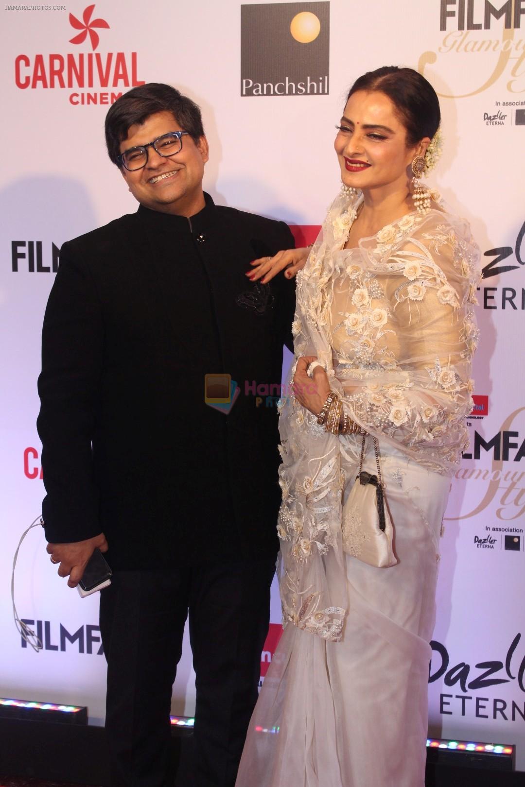 hpse_fullsize__2646972287_Rekha at the Red Carpet Of Filmfare Glamour  Style Awards on 1st Dec 2017 (20)_5a224a19ea61f.JPG