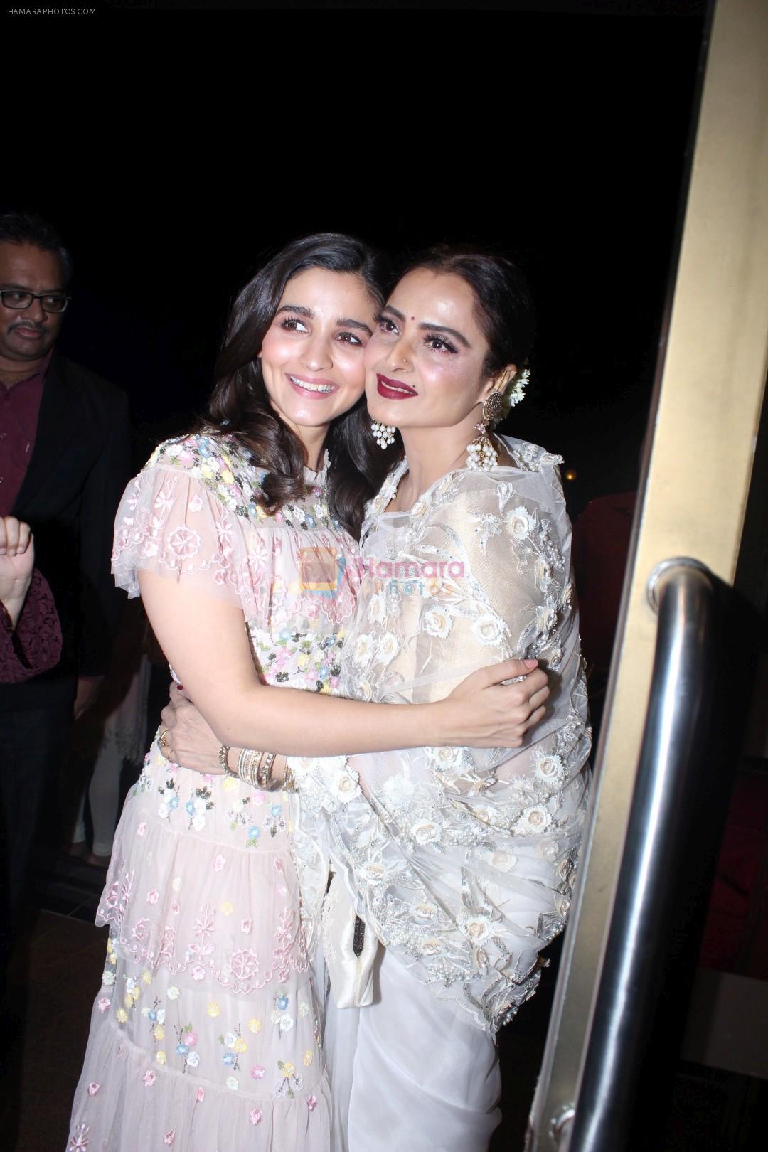 hpse_fullsize__1784876573_Alia Bhatt, Rekha at the Red Carpet Of Filmfare Glamour  Style Awards on 1st Dec 2017 (392)_5a2245155a4f4.JPG