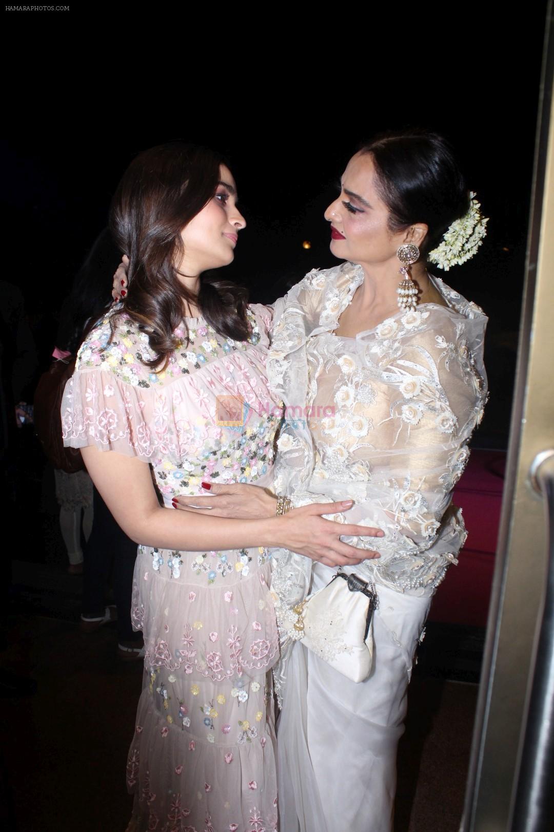 hpse_fullsize__1334662553_Alia Bhatt, Rekha at the Red Carpet Of Filmfare Glamour  Style Awards on 1st Dec 2017 (396)_5a22450014464.JPG