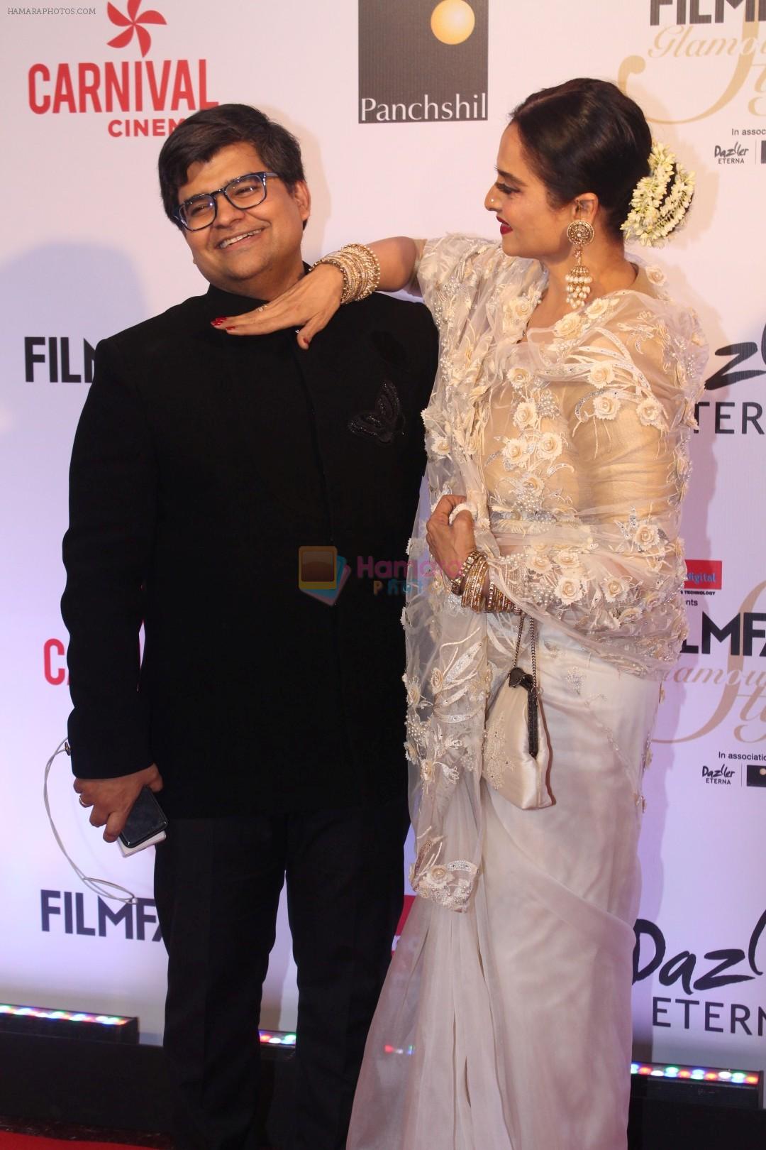 hpse_fullsize__1278129712_Rekha at the Red Carpet Of Filmfare Glamour  Style Awards on 1st Dec 2017 (19)_5a224a157b25b.JPG