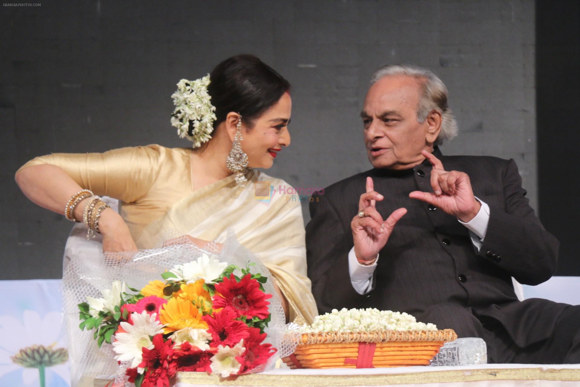 hpse_fullsize__3048083929_Rekha At Smita Patil Memorial Award on 17th Dec 2017 (6)_5a37690ff2c6a.JPG