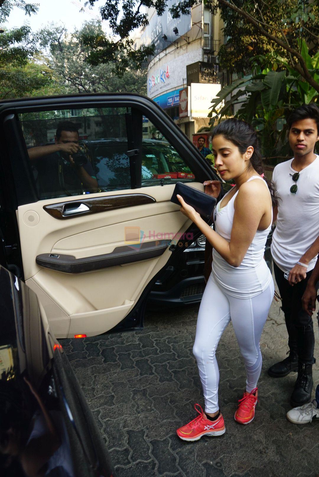hpse_fullsize__1409116643_Janhvi Kapoor Spotted at Kitchen Garden,Bandra on 29th Dec 2017(14)_5a47195c283b2.JPG