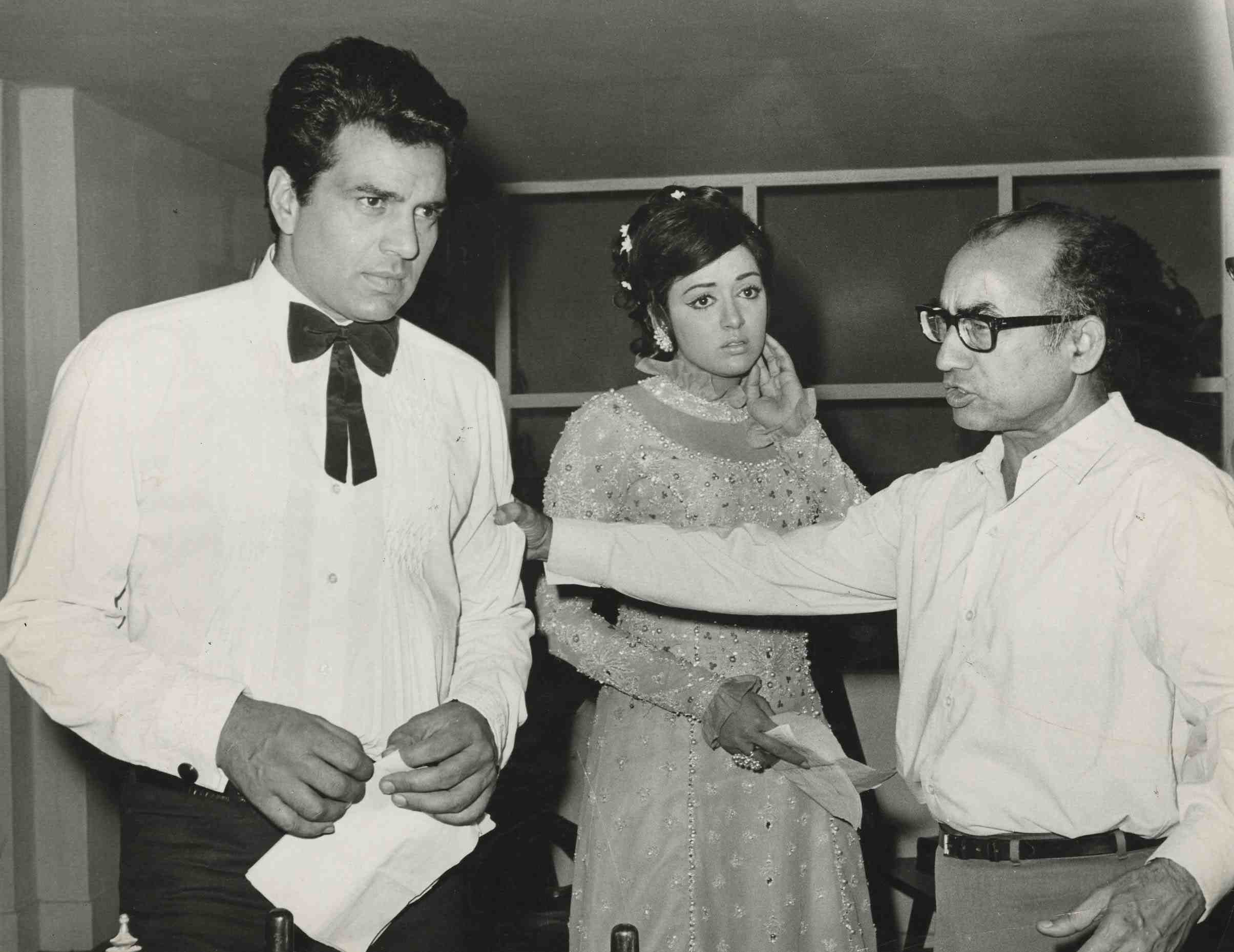 1512708432-Director_Mohan_Sehgal_giving_last_miniute_instructions_to_the_lead_players_Dharmendra_and_Hema_Malini_of_Raja_Jani_movie_BCCL_1.jpg