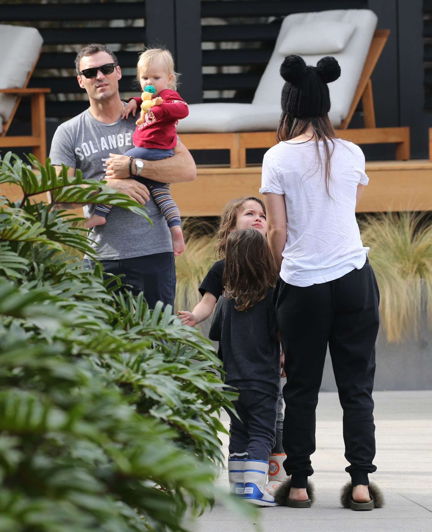 Megan-Fox-with-her-family-at-Burger-Fi-restaurant--01.jpg