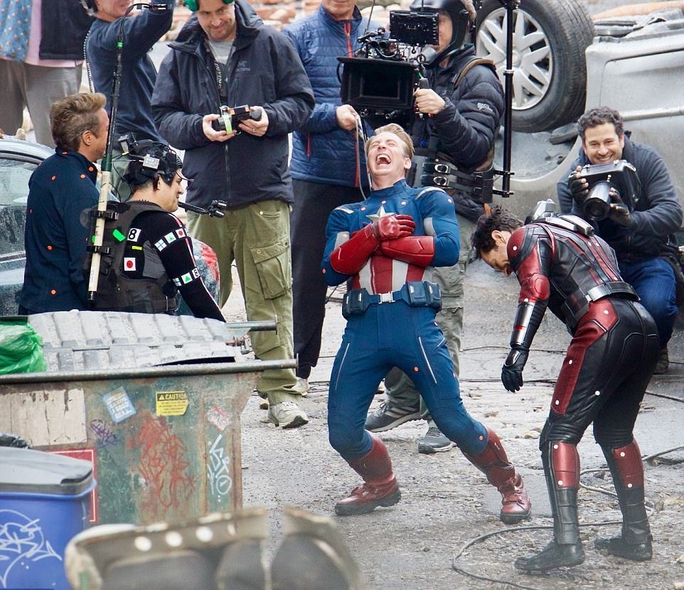 47FD159A00000578-5256175-Boys_will_be_boys_Robert_Downey_Jr_Chris_Evans_Paul_Rudd_and_Mar-a-160_1515621995426_00962830.jpg