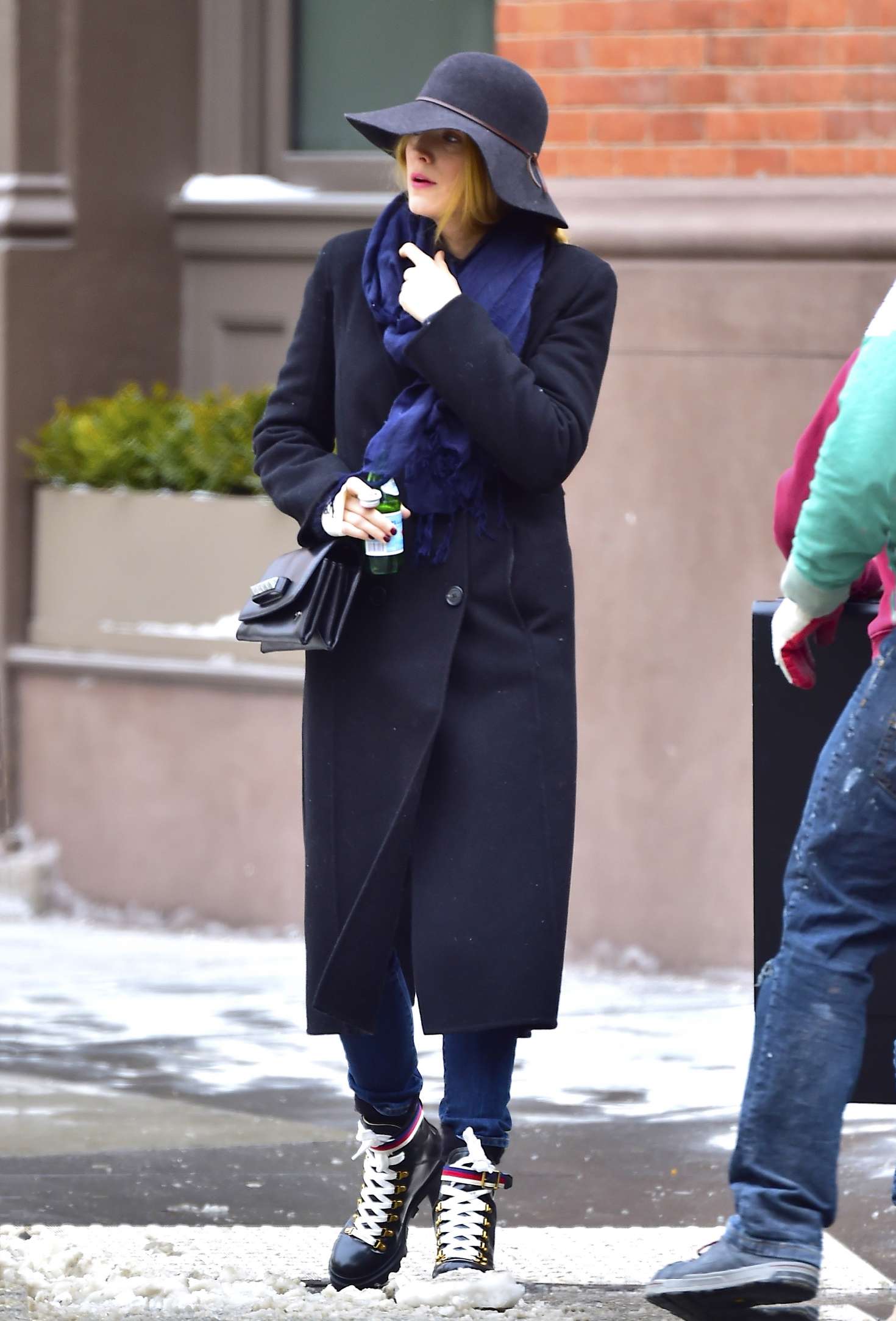 Blake-Lively-in-Long-Coat--02.jpg