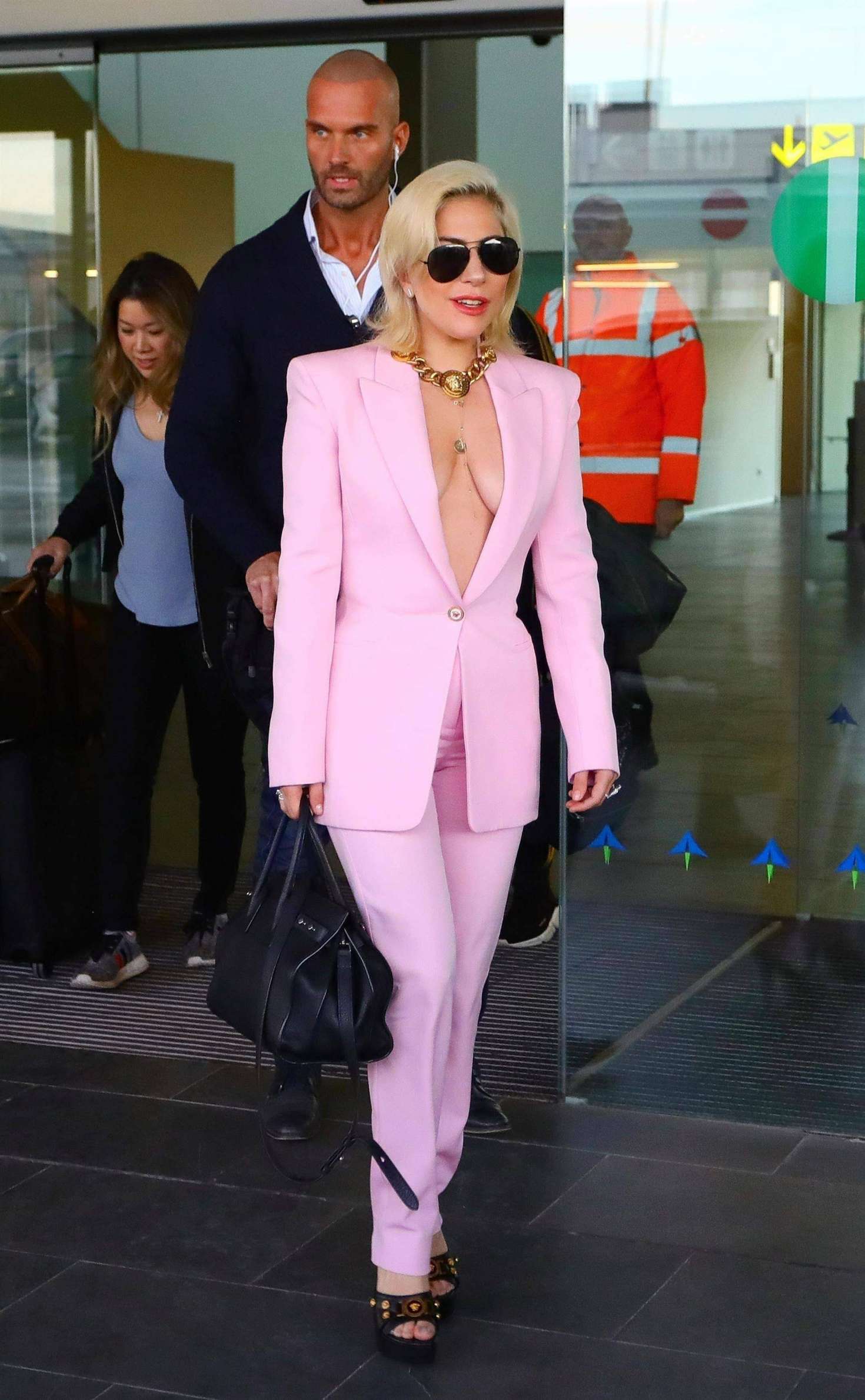 Lady-Gaga-in-Pink_-Arriving-at-Barcelona-El-Prat-Airport--05.jpg
