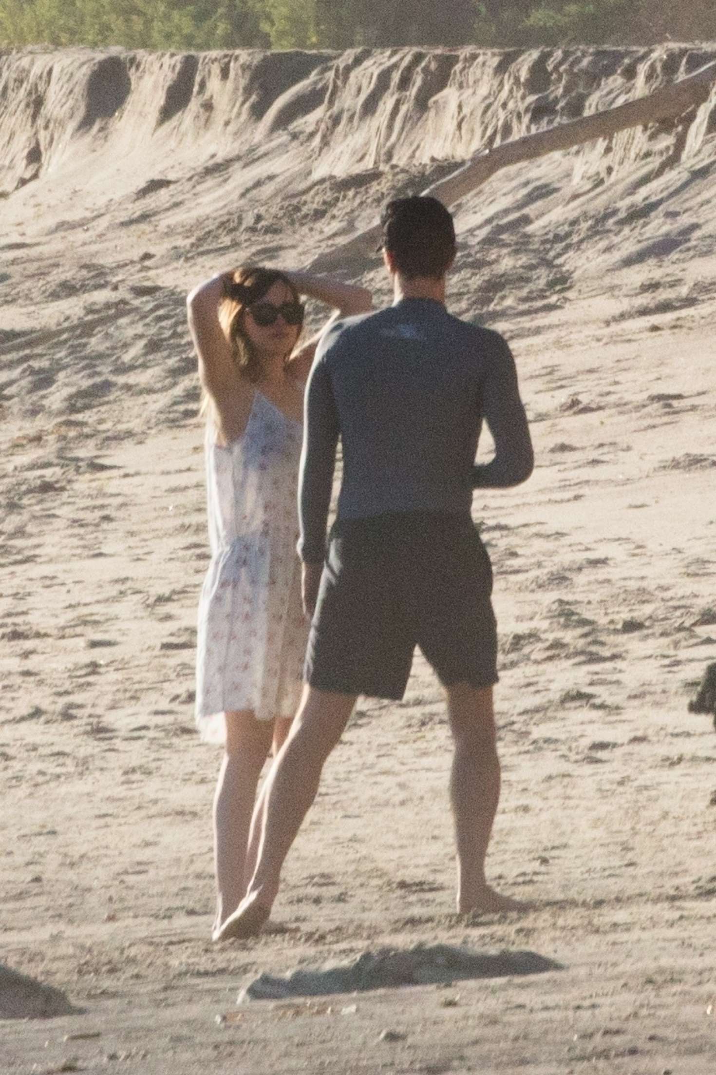 Dakota-Johnson-and-Chris-Martin-on-the-beach--06.jpg