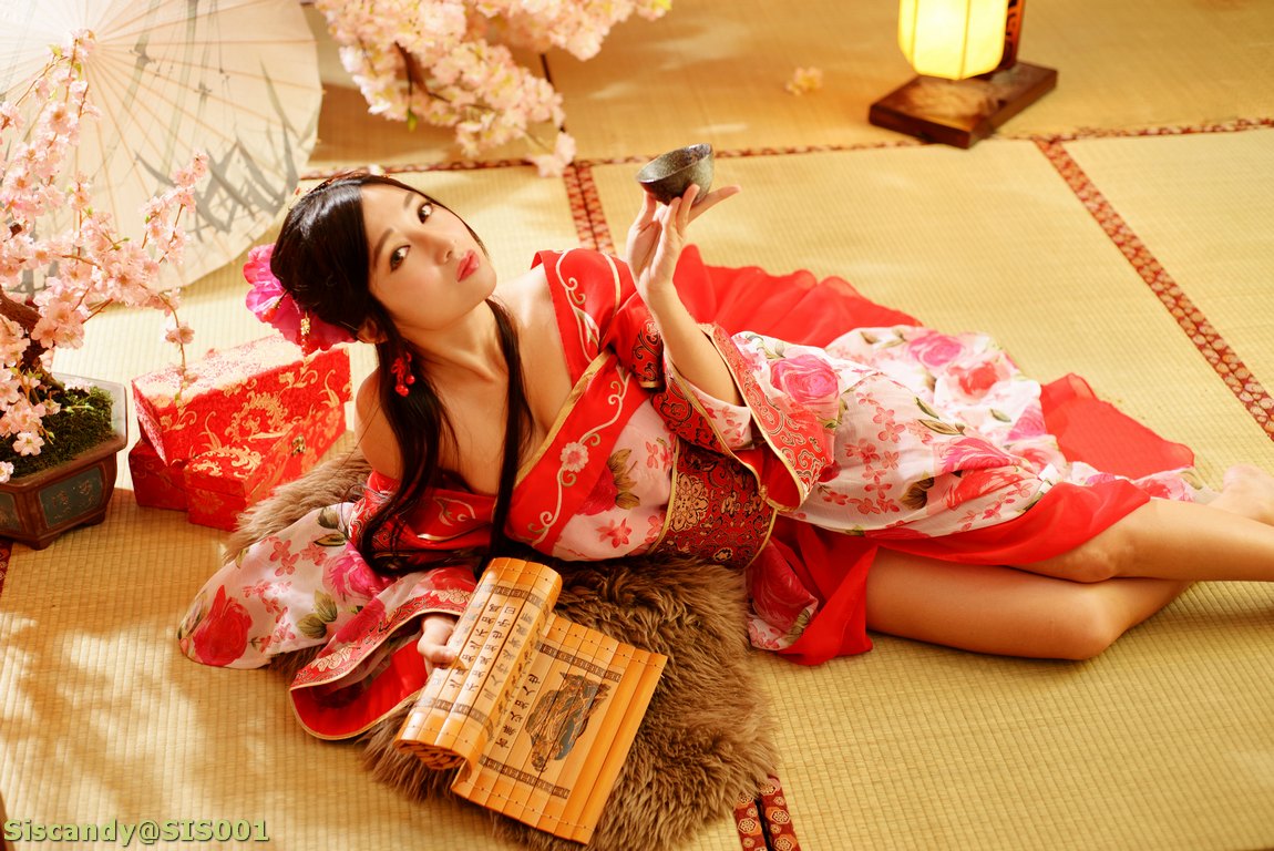Девушка в кимоно лежит