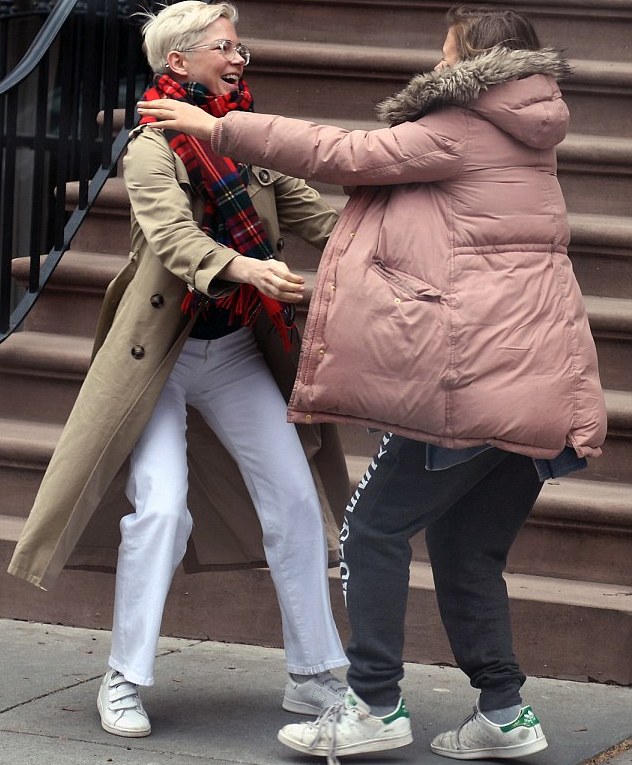 4A16C7E800000578-5487805-Reunited_and_it_feels_so_good_Michelle_Williams_and_daughter_Mat-m-28_1520784955578.jpg