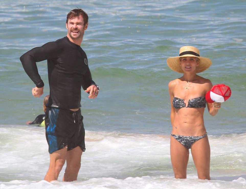 4ACB564600000578-5575117-Beach_day_Chris_Hemsworth_and_wife_of_seven_years_Elsa_Pataky_sp-a-8_1522793001178.jpg