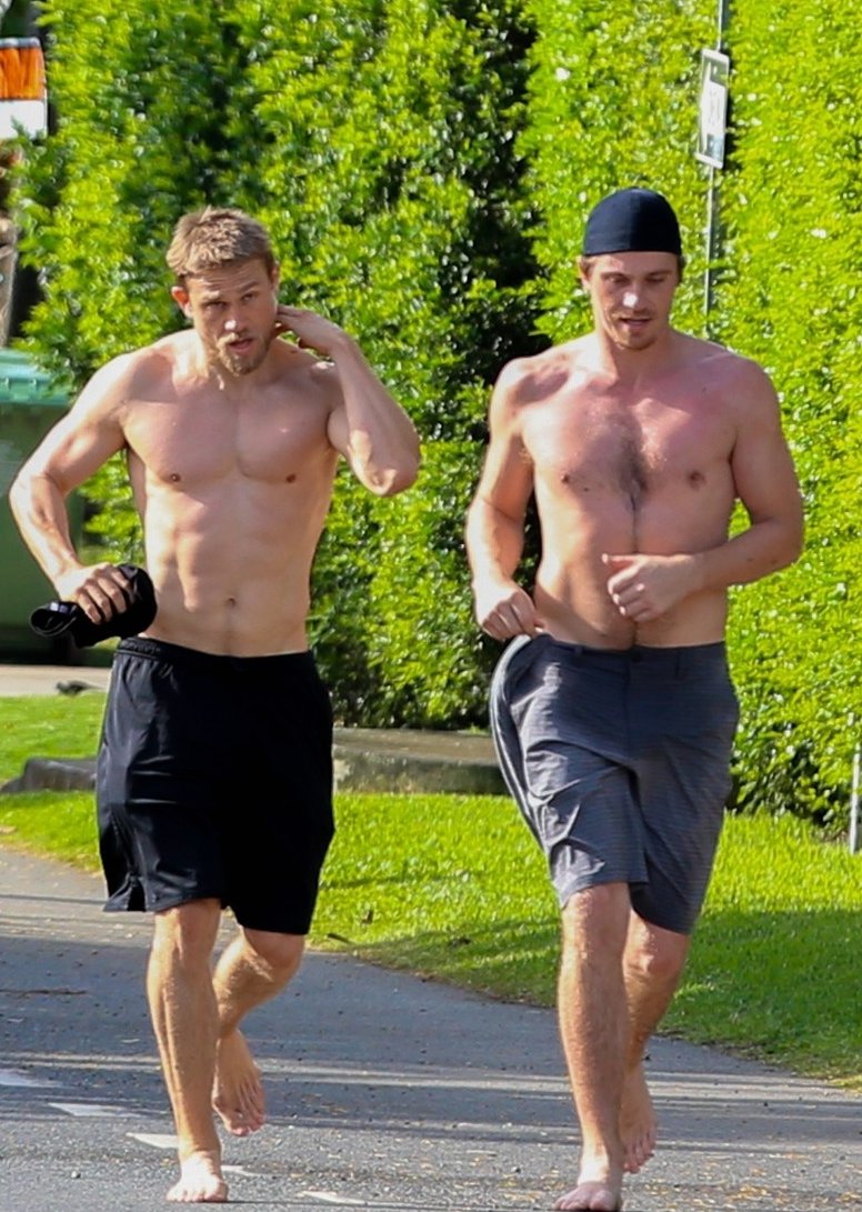 charlie-hunnam-garrett-hedlund-shirtless-run-01_24348011125.jpg