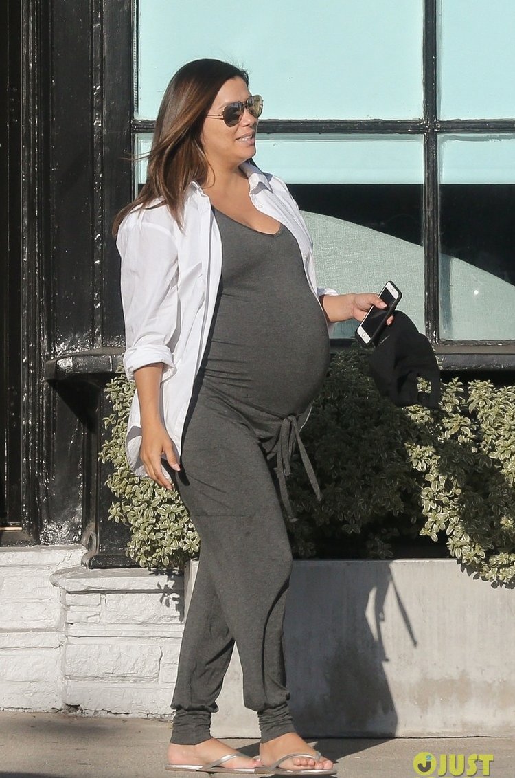 eva-longoria-jose-baston-pick-up-baby-supplies-in-la-01_47347971167.jpg