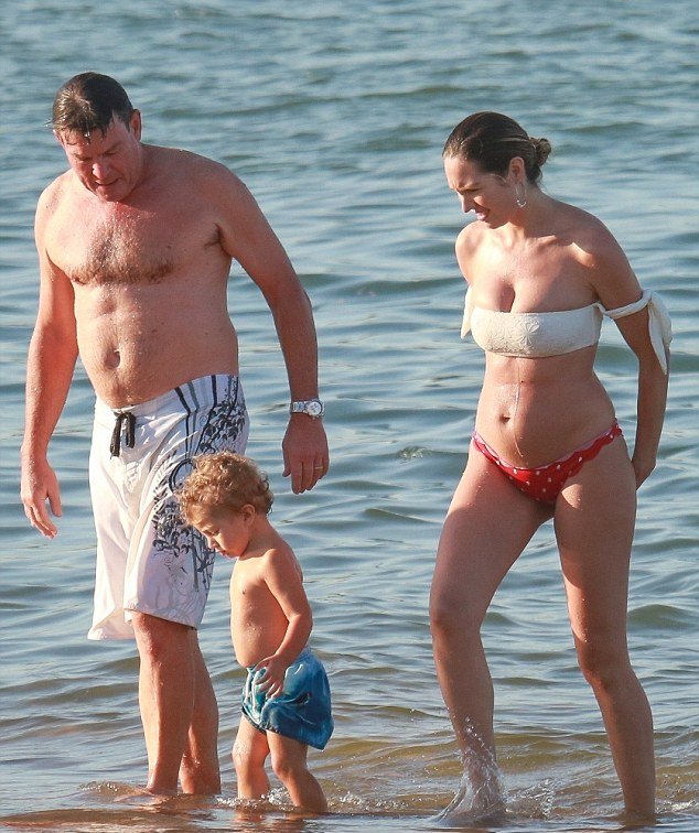 4E18ED5700000578-5939421-Family_time_Candice_was_joined_by_her_parents_and_her_little_boy-m-46_1531252291021_00634756.jpg